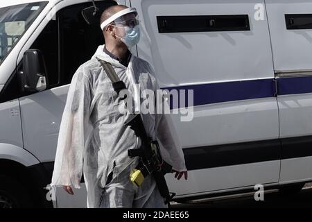 Gerusalemme, Israele. 12 Nov 2020. Un agente dell'unità di Nachson armato del Servizio penitenziario di Israele controlla il trasporto dei prigionieri ad al Moscobiyeh, la struttura di interrogatorio russo composto e la prigione a Gerusalemme. Credit: NIR Alon/Alamy Live News Foto Stock