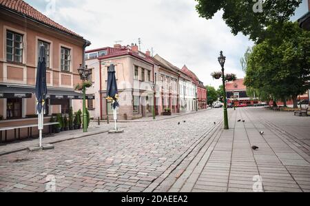 KAUNAS, LITUANO - Lug, 12, 2015: Mattina presto per le strade della città vecchia di Kaunas. Ci sono un sacco di bui gotici, rinascimentali e barocchi sopravvissuti Foto Stock