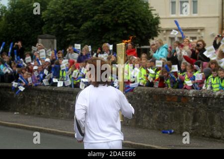 Ayr, Ayrshire, Scozia, Regno Unito. La torcia olimpica di Londra 2012 viaggia attraverso l'Ayrshire del Sud, allietato dalle comunità locali e dai bambini della scuola Foto Stock