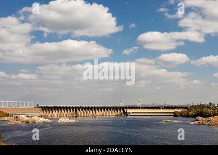 Zaporozhye, Ucraina, 5 aprile Ott, 2014: Dneproges - la più grande centrale idroelettrica sul fiume Dnieper Foto Stock