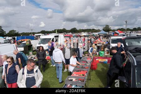 Autojumble va in stallo in occasione di un classico raduno di appassionati di auto in Inghilterra, Regno Unito. Foto Stock