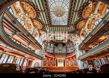 Barcellona, Spagna - 24 febbraio 2020: Sontuoso lucernario in vetro colorato nella sala concerti della Catalonia Music Hall Foto Stock