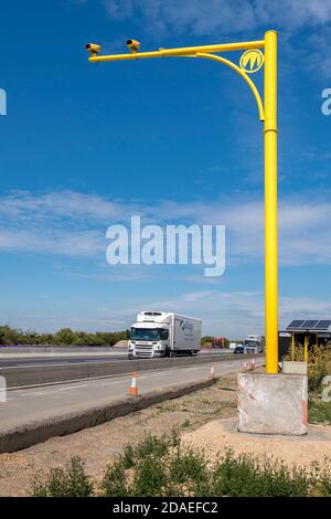 Telecamere a velocità media sull'autostrada M1 nelle Midlands, Inghilterra. Foto Stock