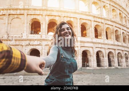 Giovane coppia che si diverte insieme a Roma Colosseo - felice Gli amanti romantici momenti durante le vacanze in Italia Foto Stock