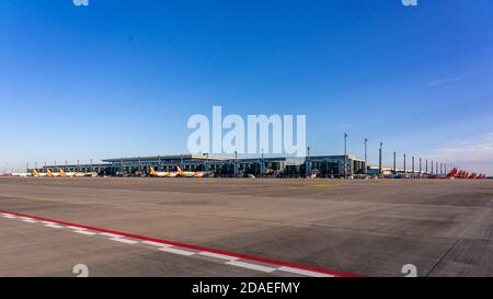 4 novembre 2020, Berlino Schonefeld, sono in corso operazioni presso l'aeroporto di Brandeburgo di Berlino Willy Brandt (IATA: BER, ICAO: EDDB). Impressione dal grembiule dell'aeroporto. Foto a lungo dell'aeroporto con le macchine EasyJet. | utilizzo in tutto il mondo Foto Stock