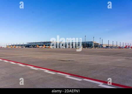 4 novembre 2020, Berlino Schonefeld, sono in corso operazioni presso l'aeroporto di Brandeburgo di Berlino Willy Brandt (IATA: BER, ICAO: EDDB). Impressione dal grembiule dell'aeroporto. Foto a lungo dell'aeroporto con le macchine EasyJet. | utilizzo in tutto il mondo Foto Stock