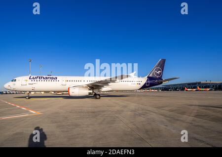 4 novembre 2020, Berlino Schonefeld, sono in corso operazioni presso l'aeroporto di Brandeburgo di Berlino Willy Brandt (IATA: BER, ICAO: EDDB). Impressione dal grembiule dell'aeroporto. Una macchina Deutsche Lufthansa sul grembiule. | utilizzo in tutto il mondo Foto Stock