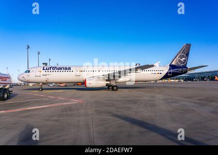 4 novembre 2020, Berlino Schonefeld, sono in corso operazioni presso l'aeroporto di Brandeburgo di Berlino Willy Brandt (IATA: BER, ICAO: EDDB). Impressione dal grembiule dell'aeroporto. Una macchina Deutsche Lufthansa sul grembiule. | utilizzo in tutto il mondo Foto Stock