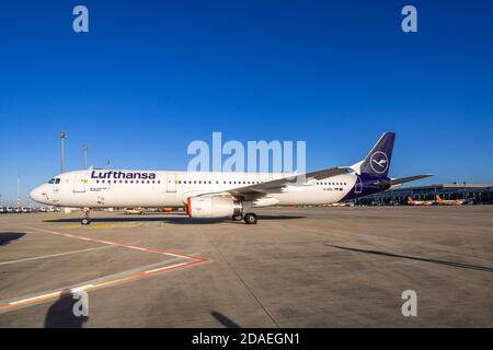 4 novembre 2020, Berlino Schonefeld, sono in corso operazioni presso l'aeroporto di Brandeburgo di Berlino Willy Brandt (IATA: BER, ICAO: EDDB). Impressione dal grembiule dell'aeroporto. Una macchina Deutsche Lufthansa sul grembiule. | utilizzo in tutto il mondo Foto Stock