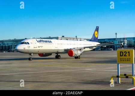 4 novembre 2020, Berlino Schonefeld, sono in corso operazioni presso l'aeroporto di Brandeburgo di Berlino Willy Brandt (IATA: BER, ICAO: EDDB). Impressione dal grembiule dell'aeroporto. Una macchina Deutsche Lufthansa sul grembiule. | utilizzo in tutto il mondo Foto Stock