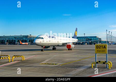 4 novembre 2020, Berlino Schonefeld, sono in corso operazioni presso l'aeroporto di Brandeburgo di Berlino Willy Brandt (IATA: BER, ICAO: EDDB). Impressione dal grembiule dell'aeroporto. Una macchina Deutsche Lufthansa sul grembiule. | utilizzo in tutto il mondo Foto Stock