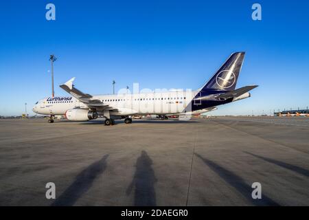 4 novembre 2020, Berlino Schonefeld, sono in corso operazioni presso l'aeroporto di Brandeburgo di Berlino Willy Brandt (IATA: BER, ICAO: EDDB). Impressione dal grembiule dell'aeroporto. Una macchina Deutsche Lufthansa sul grembiule. | utilizzo in tutto il mondo Foto Stock