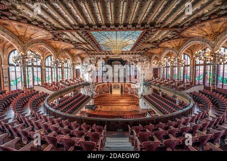 Barcellona, Spagna - 24 febbraio 2020: Sedili laterali con vetri colorati nella sala Catalonia Music Foto Stock