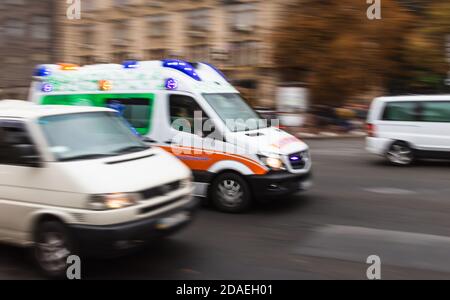 Ambulanza in via Khreshchatyk a Kiev. Scena di strada a Kiev, la capitale dell'Ucraina. Immagine sfocata in movimento Foto Stock