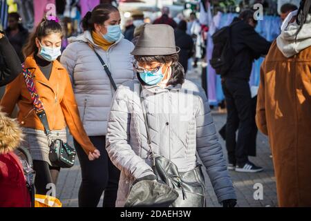 Londra, UK - 3 Novembre 2020 - una donna nera che indossa maschere mentre si acquista al mercato di Walthamstow Foto Stock