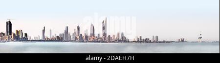 KUWAIT CITY, KUWAIT - 19 Mar 2018: La costa e lo skyline di Kuwaits Foto Stock