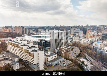 Kiev, Ucraina - 01 aprile 2020: Veduta aerea dello Stadio Olimpico della NSC a Kiev, Ucraina. Splendido paesaggio del centro di Kiev. Vista da Parus Busin Foto Stock