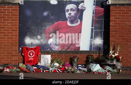 Tributi al di fuori di Old Trafford prima che il servizio e commit dell'ex giocatore Manchester United Nobby Stiles si svolgeranno più tardi. Foto Stock