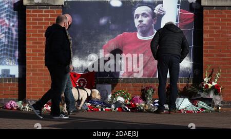 Tributi al di fuori di Old Trafford prima che il servizio e commit dell'ex giocatore Manchester United Nobby Stiles si svolgeranno più tardi. Foto Stock