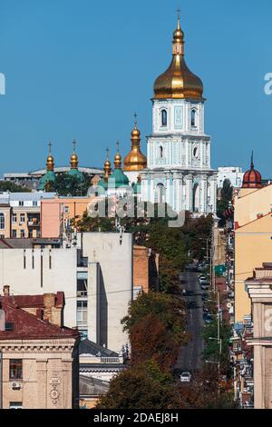 KIEV, UCRAINA - 24 agosto 2018: Vista dall'alto sulla Cattedrale di Santa Sofia in una bella giornata di sole Foto Stock