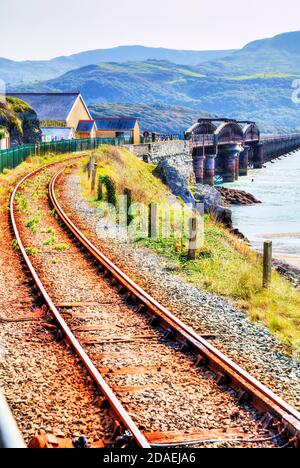 Barmouth Bridge, o Barmouth Viaduct, è un viadotto ferroviario in legno a binario singolo classificato di grado II* che attraversa l'estuario del fiume Mawddach vicino Barmouth, Foto Stock