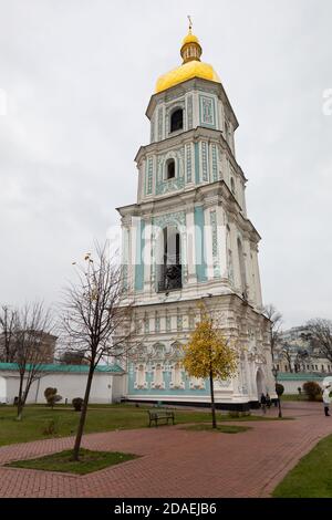 Kiev, Ucraina - 16 novembre 2019: Campanile e Cattedrale di Santa Sofia, Kiev, Ucraina. Kiev - capitale dell'Ucraina Foto Stock