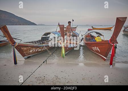 Koh Lipee, Thailandia, febbraio 2009. Motoscafi presso la spiaggia del Parco Nazionale Marino di Tarutao. Foto Stock