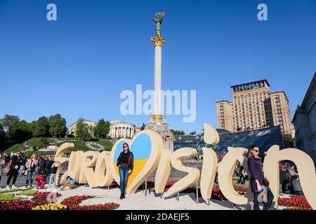 KIEV, UCRAINA - 01 maggio 2017: Emblema di Eurovisione contro Monumento dell'Indipendenza su Maidan Nezalezhnosti (Piazza dell'Indipendenza) a Kiev Foto Stock