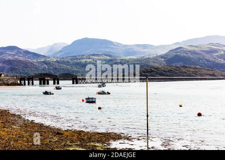 Barmouth Bridge, o Barmouth Viaduct, è un viadotto ferroviario in legno a binario singolo classificato di grado II* che attraversa l'estuario del fiume Mawddach vicino Barmouth, Foto Stock