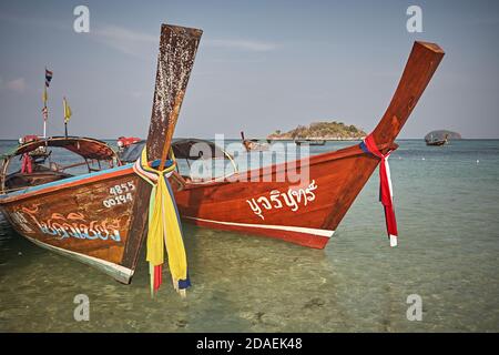 Koh Lipee, Thailandia, febbraio 2009. Motoscafi presso la spiaggia del Parco Nazionale Marino di Tarutao. Foto Stock