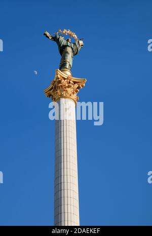 KIEV, UCRAINA - 03 maggio 2017: Il Monumento dell'indipendenza è una colonna di vittoria situata sulla Maidan Nezalezhnosti (Piazza dell'Indipendenza) a Kiev ed è commemorora Foto Stock