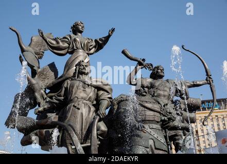 KIEV, UCRAINA - 04 maggio 2017: Statua dei fondatori di Kiev in Piazza Indipendenza. Kyi, Shchek e Khoryv sono i tre fratelli leggendari, a volte io Foto Stock