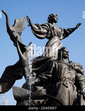 KIEV, UCRAINA - 04 maggio 2017: Statua dei fondatori di Kiev in Piazza Indipendenza. Kyi, Shchek e Khoryv sono i tre fratelli leggendari, a volte io Foto Stock