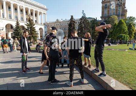 KIEV, UCRAINA - 04 maggio 2017: I giovani riposano sul prato verde in una soleggiata giornata di primavera. I cittadini si riposano sul prato dell'Independence Squar Foto Stock