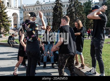 KIEV, UCRAINA - 04 maggio 2017: I giovani riposano sul prato verde in una soleggiata giornata di primavera. I cittadini si riposano sul prato dell'Independence Squar Foto Stock