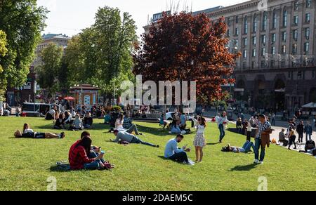 KIEV, UCRAINA - 04 maggio 2017: I giovani riposano sul prato verde in una soleggiata giornata di primavera. I cittadini si riposano sul prato dell'Independence Squar Foto Stock