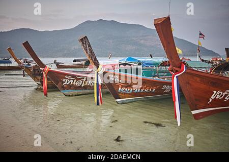 Koh Lipee, Thailandia, febbraio 2009. Motoscafi presso la spiaggia del Parco Nazionale Marino di Tarutao. Foto Stock