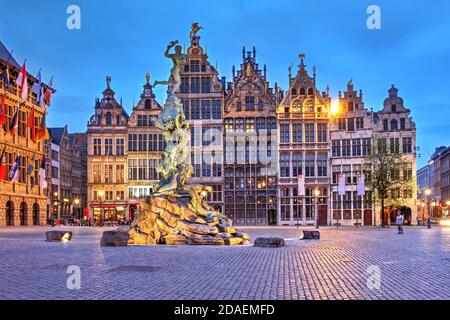 Una serie di Guildhall del XVI secolo a Grote Markt (Piazza del mercato Grande) nella città vecchia di Anversa, in Belgio al crepuscolo. Foto Stock