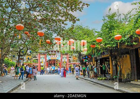 Lanterne colorate appese in strada, Hoi An, Vietnam, Asia Foto Stock