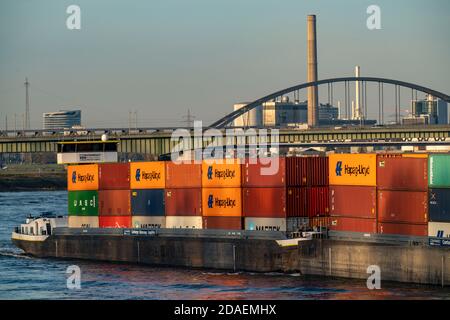 Nave da carico sul Reno vicino a Düsseldorf, Josef-Kardinal-Frings-Bridge, la strada principale B1, Lausward combinato calore e centrale, Düsseldorf, NRW, GE Foto Stock