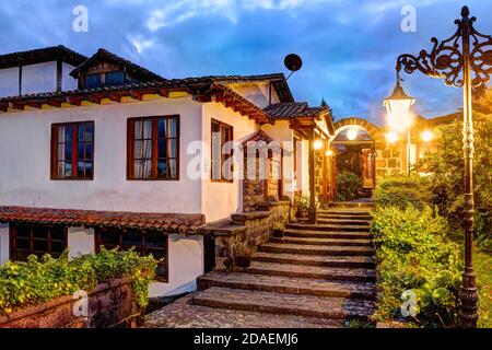 Chimborazo, Ecuador - 27 giugno 2019 - scena notturna all'interno del complesso di Hosteria Andaluza in Equadoar, una storica tenuta coloniale vicino Riobamba ora Foto Stock