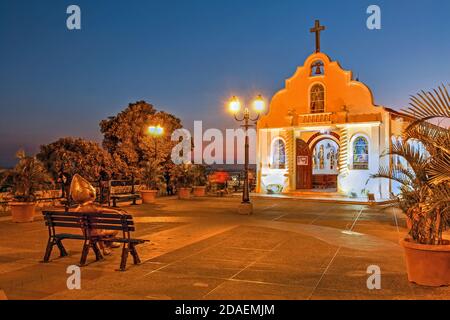 Cappella di Santa Ana sulla collina di Santa Ana durante un bel tramonto a Guayaquil, Ecuador. Foto Stock