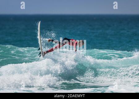 Azione spettacolare selvaggia mentre un surfista si spazza a Fistral a Newquay in Cornovaglia. Foto Stock