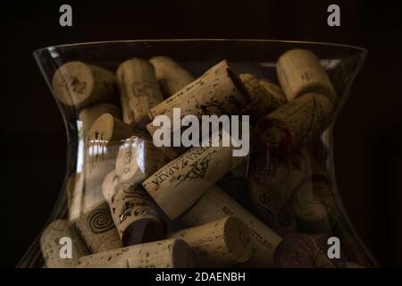 Tappi di legno per vino in un contenitore di vetro Foto Stock