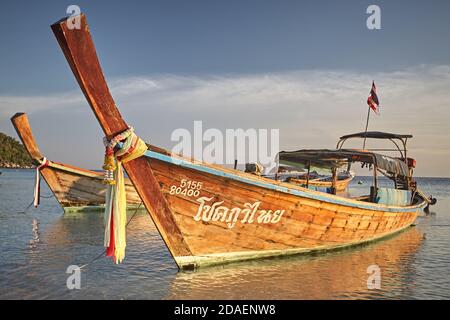 Koh Lipee, Thailandia, febbraio 2009. Motoscafi presso la spiaggia del Parco Nazionale Marino di Tarutao. Foto Stock