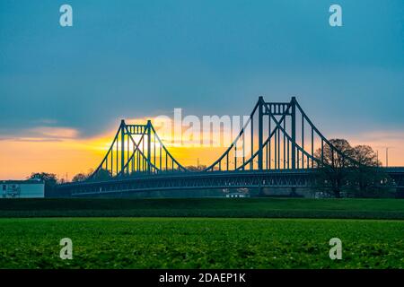 Ponte sul Reno, ponte Krefeld-Uerdinger, NRW, Germania Foto Stock