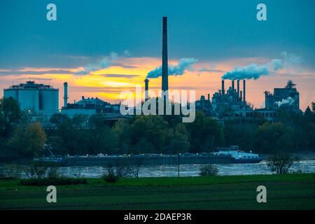 Nave da carico sul Reno vicino a Krefeld, scenario industriale della fabbrica di amido di mais Cargill nel porto del Reno di Krefeld NRW, Germania Foto Stock