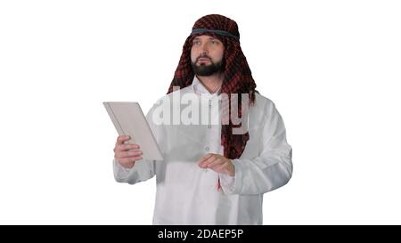 Sheikh utilizzando un tablet digitale e camminando su sfondo bianco. Foto Stock