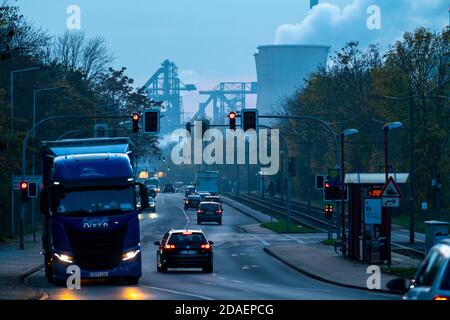 Acciaierie, Hüttenwerke Krupp Mannesmann, HKM, altiforni, torre di raffreddamento, a Duisburg-Hüttenheim, vista su Ehinger Strasse, NRW, Germania Foto Stock