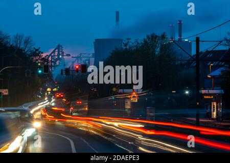 Acciaierie, Hüttenwerke Krupp Mannesmann, HKM, altiforni, torre di raffreddamento, a Duisburg-Hüttenheim, vista su Ehinger Strasse, NRW, Germania Foto Stock